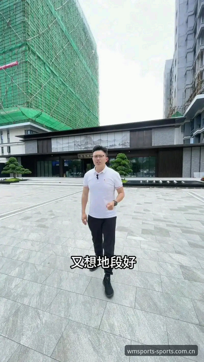 昨天下午，我在地铁里碰见了大刘。这老哥是做外贸生意的，手机里装着七八个体育类APP，屏幕上正开着一场英超直播，画质清晰得连草皮上的水汽都能看见。他抬头看见我，咧嘴一笑：“你知道吗，我上周还在用旧版网页折腾，每次想看实时赔率都要跳转三个页面，气得我差点把手机摔了。现在换了完美体育直接装的那个APP，一键就进去了，整个世界都清净了。”